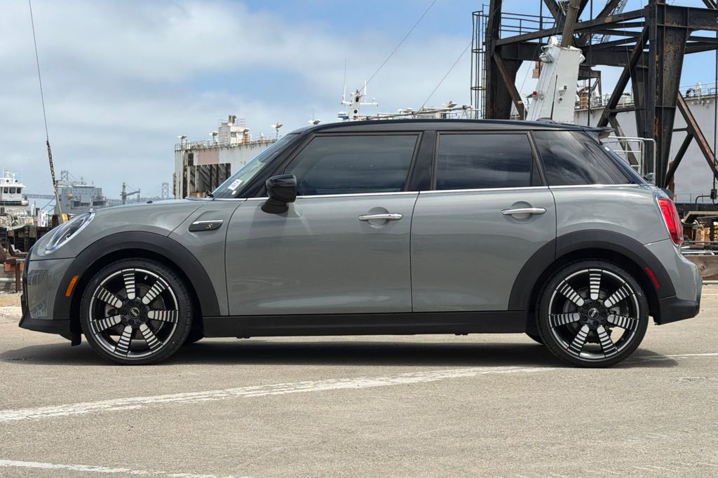 View vehicle photo 7
