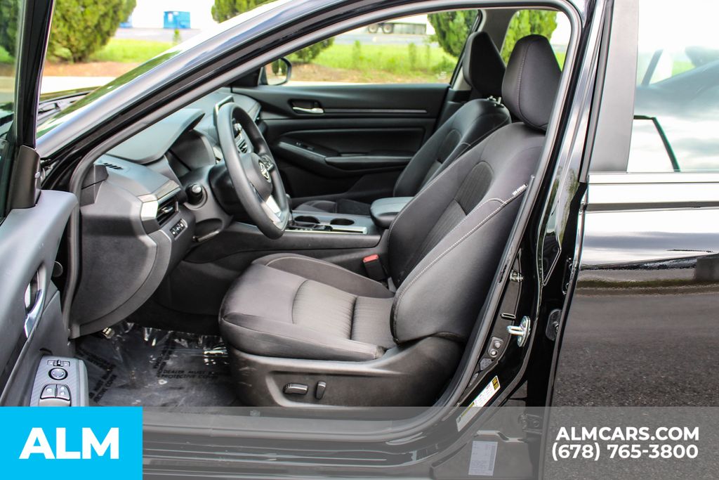 Used 2025 Black Nissan 2.5 SV image 17