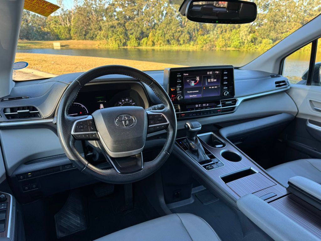 2021 Toyota Sienna XLE 12