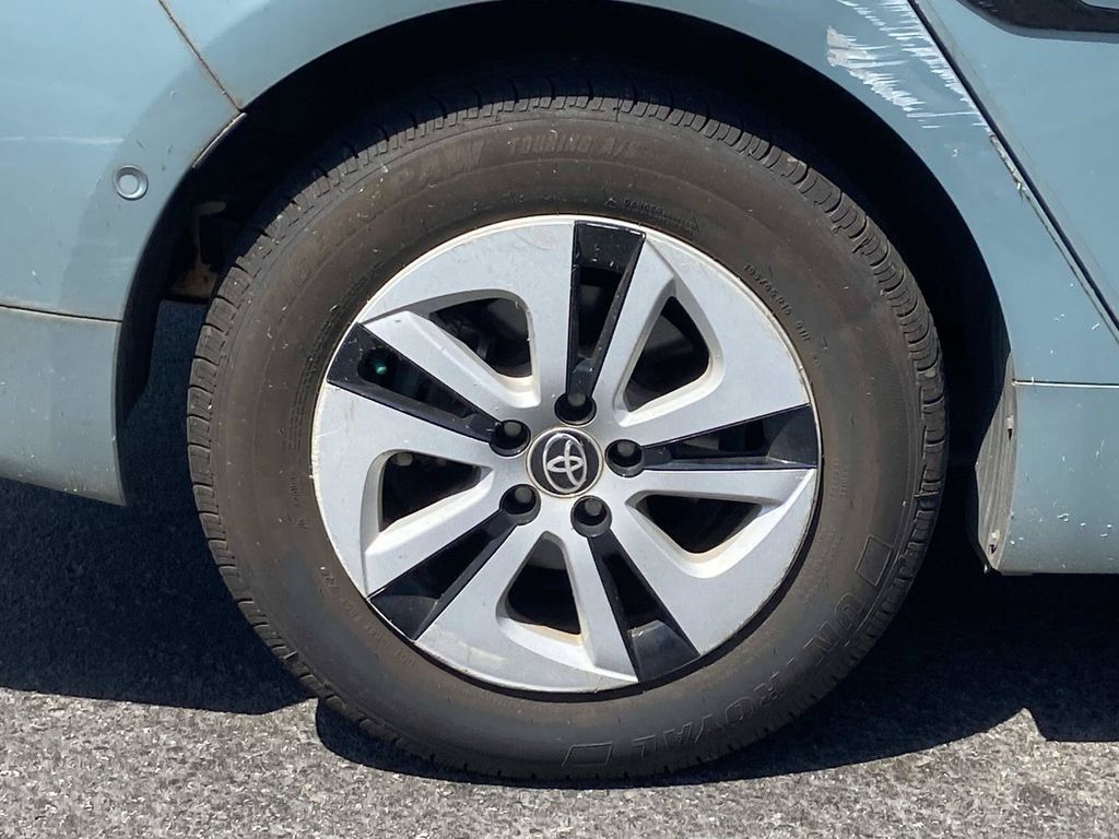 Used 2018 Beige Toyota Three image 7