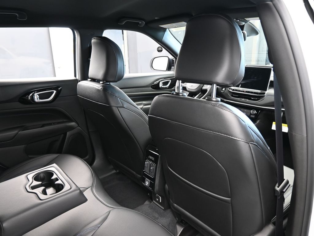 New 2026 Bright White Clearcoat Jeep Latitude image 36