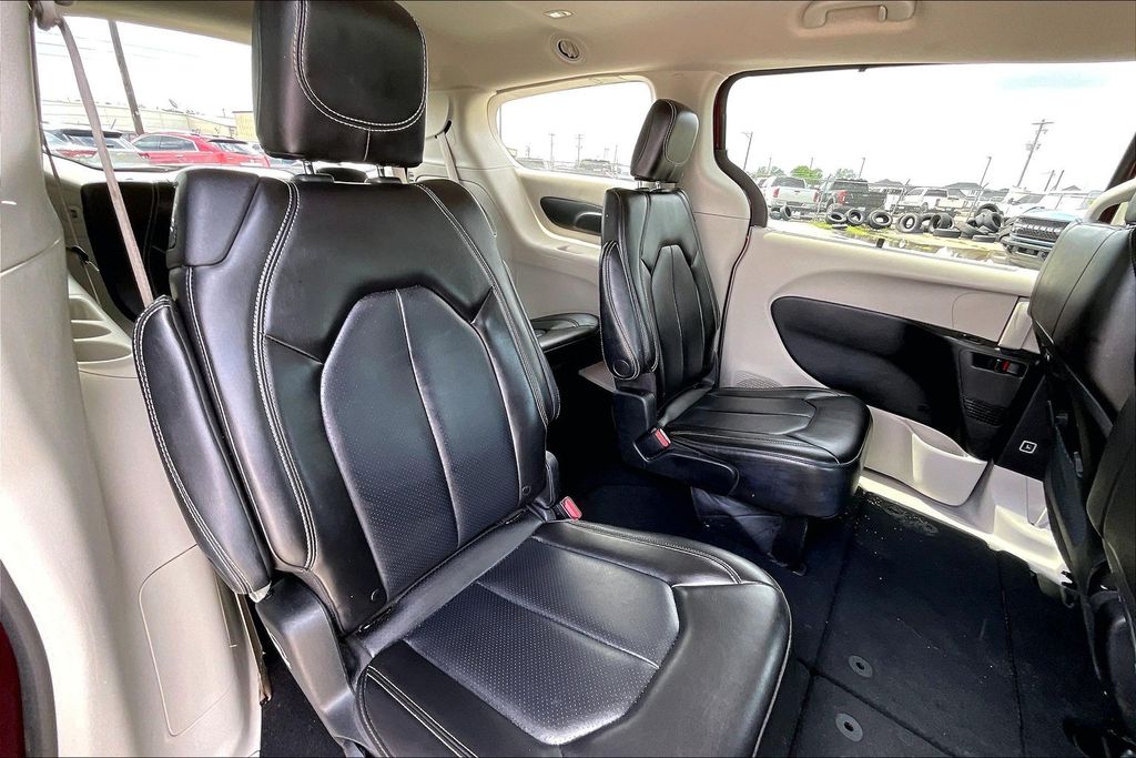Used 2023 Chrysler Pacifica Touring L 4D Passenger Van