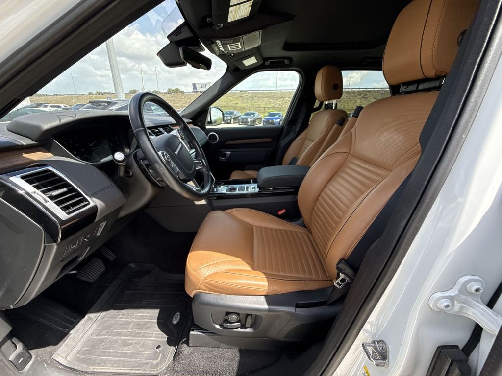 Thumbnail: 2018 Land Rover Discovery - 30