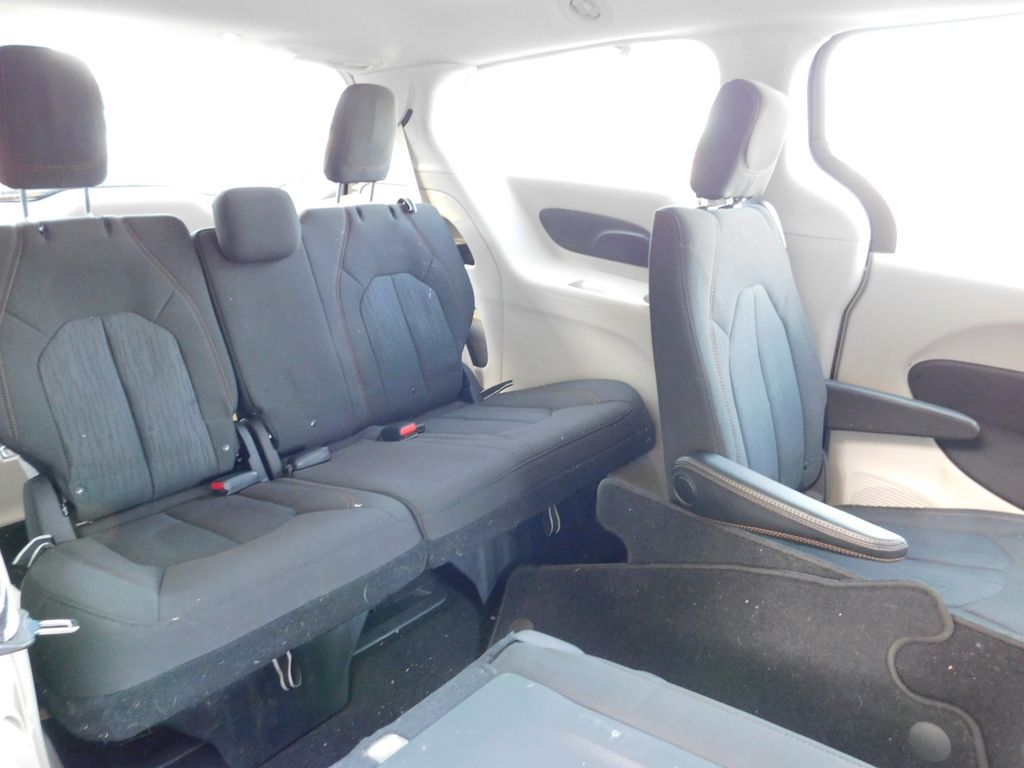 Thumbnail: 2017 Chrysler Pacifica - 4