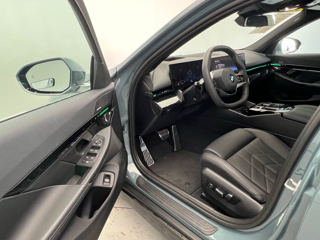 Thumbnail: 2024 BMW 5 Series - 21