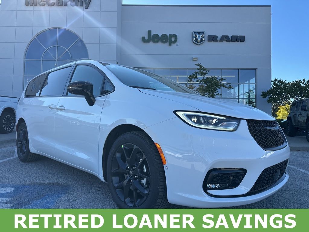 2026 Chrysler Pacifica Select's photo