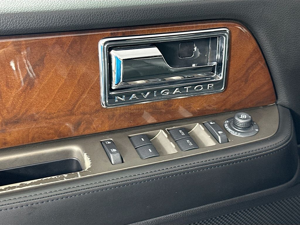 Thumbnail: 2012 Lincoln Navigator - 17