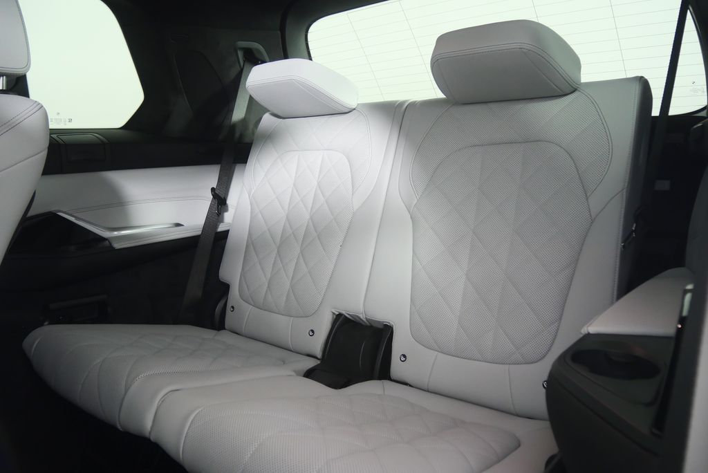 Thumbnail: 2027 BMW X7 - 17
