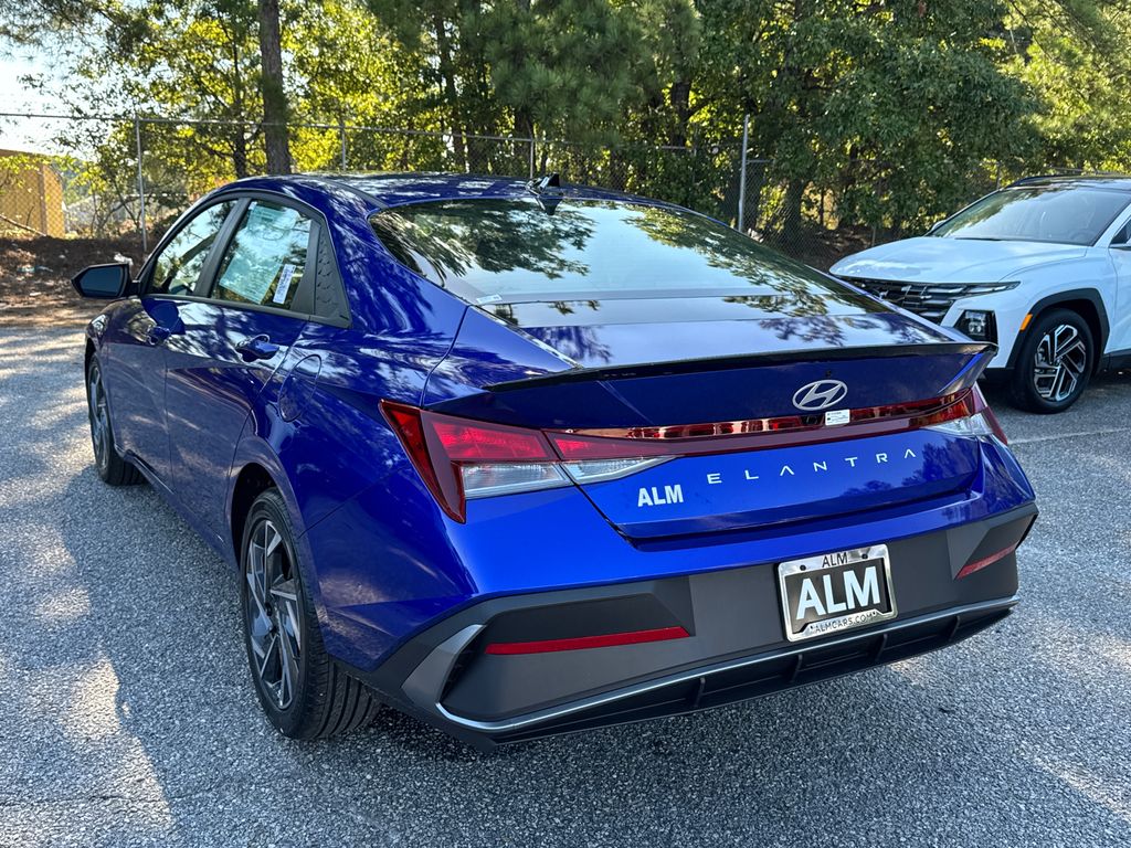 2025 Hyundai Elantra SEL Sport photo 3