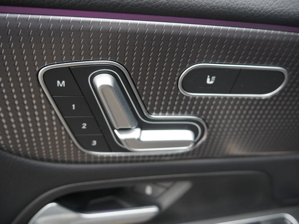 Thumbnail: 2022 Mercedes-Benz GLB - 17