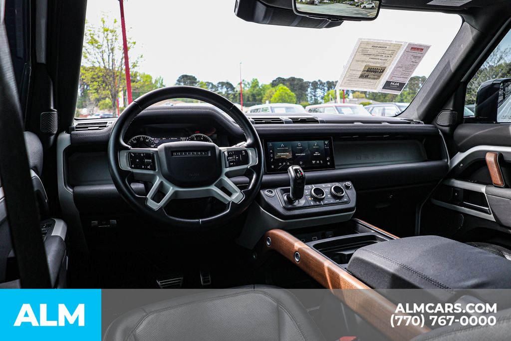 Used 2022 White Land Rover X-Dynamic SE image 26