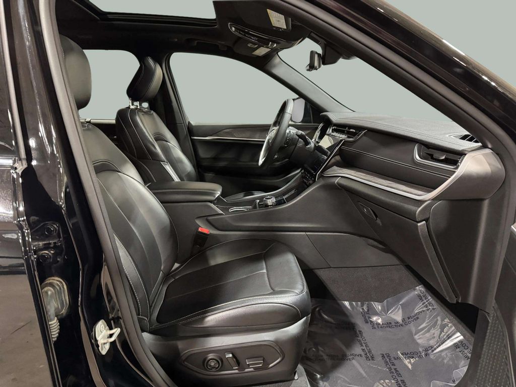 Used 2024 Diamond Black Crystal Pearlcoat Jeep Limited image 28