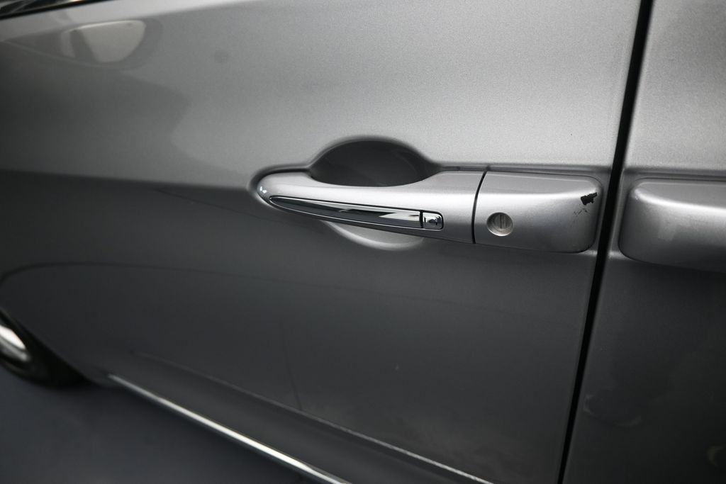 Used 2017 Billet Silver Metallic Clearcoat Chrysler Touring L image 32