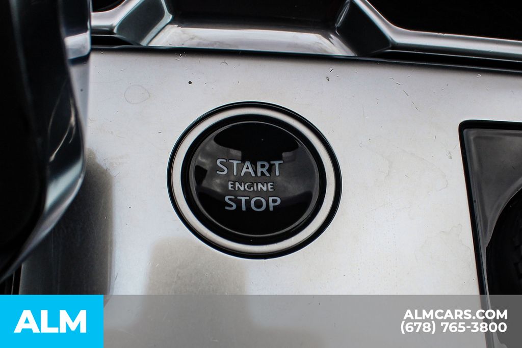 Used 2023 White Land Rover SE image 28