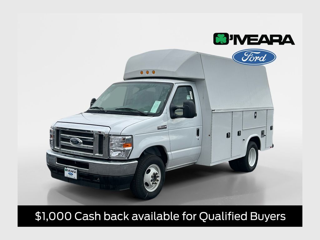 Oxford White 2025 Ford E-Series Chassis Pickup Truck Rear-Wheel Drive 6-Speed Automatic Overdrive