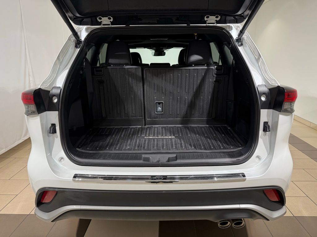 Thumbnail: 2024 Toyota Highlander - 11