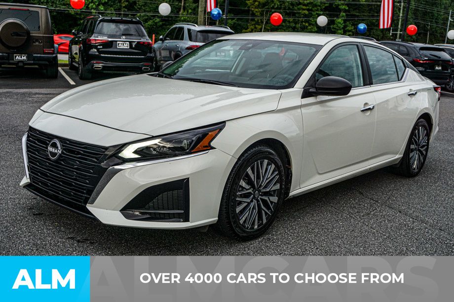 Used 2025 White Nissan 2.5 SV image 2