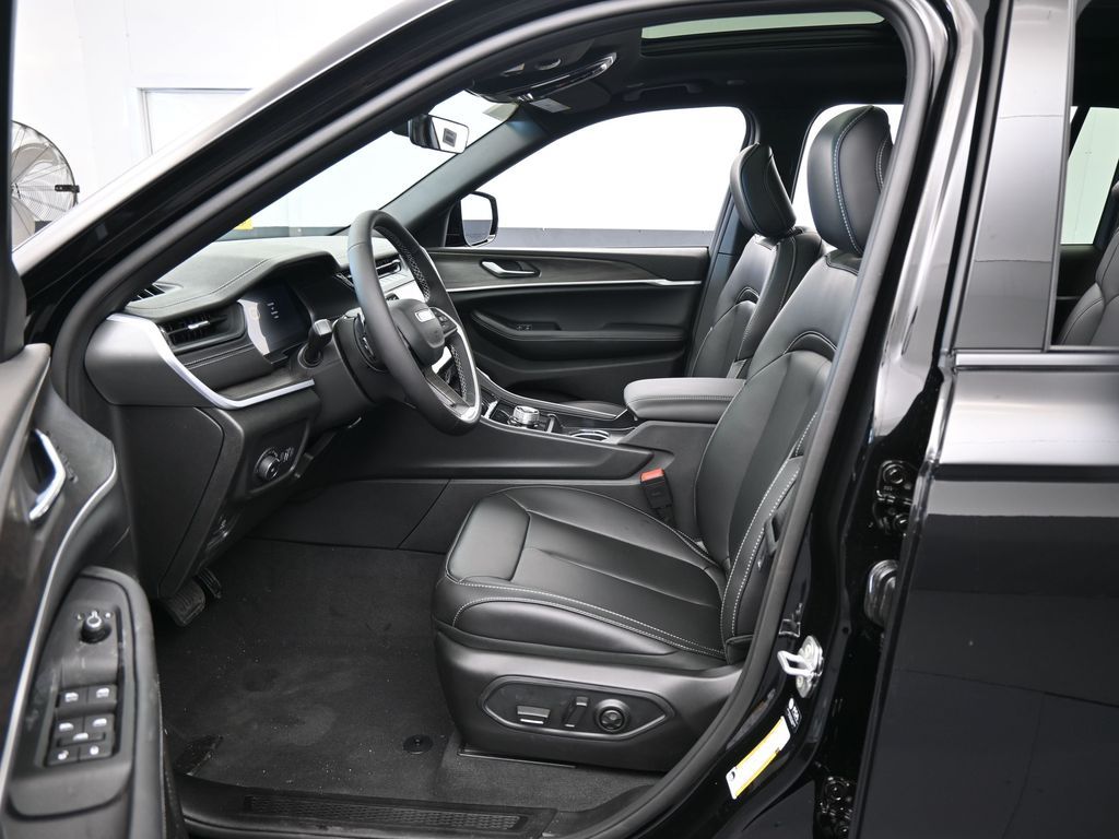 New 2026 Diamond Black Crystal Pearlcoat Jeep Limited image 11