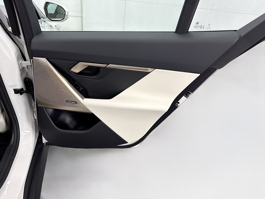 Thumbnail: 2026 BMW i5 - 26