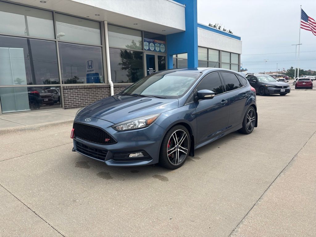 Blue Metallic 2018 Ford Focus Hatchback Front-Wheel Drive 6-Speed Manual