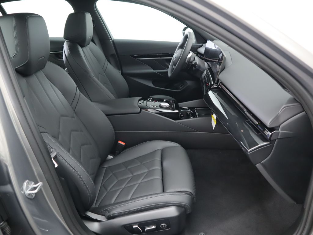 Thumbnail: 2025 BMW 5 Series - 21