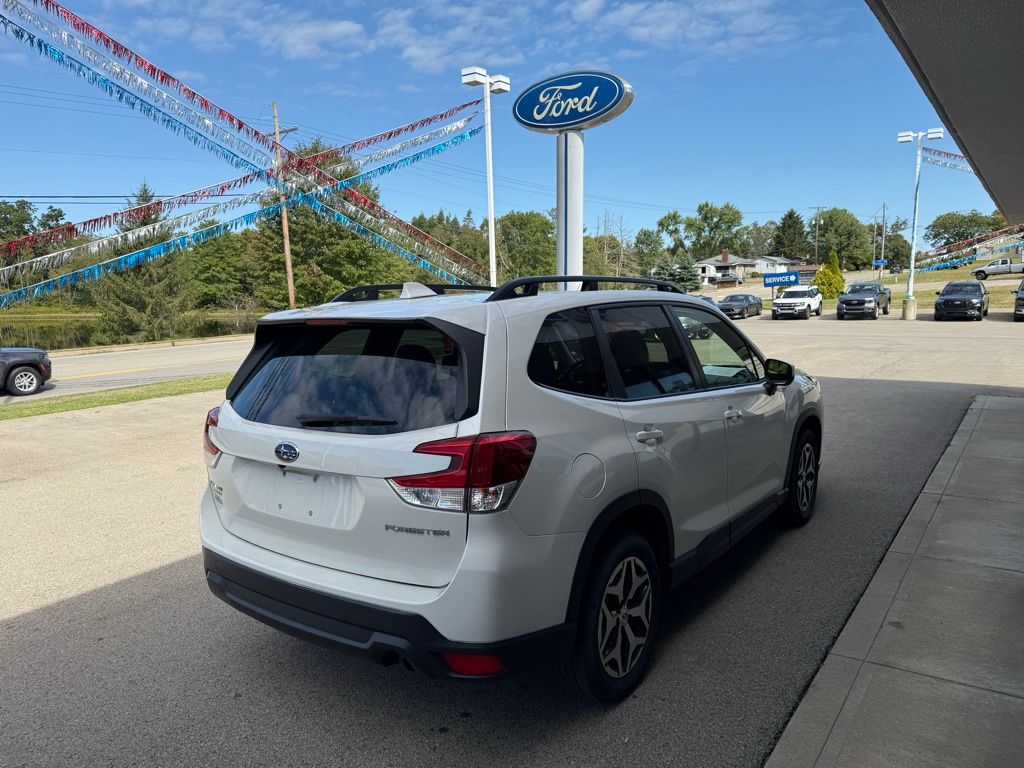 2022 Subaru Forester Premium photo 4