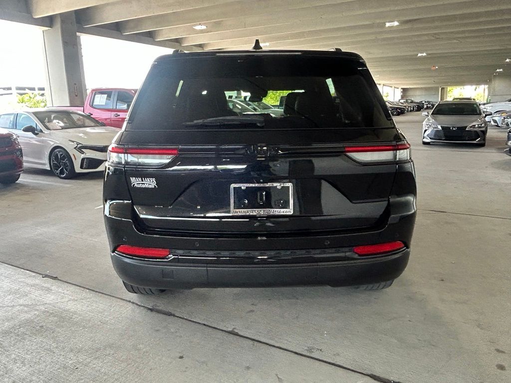 Used 2023 Diamond Black Crystal Pearlcoat Jeep Altitude image 4