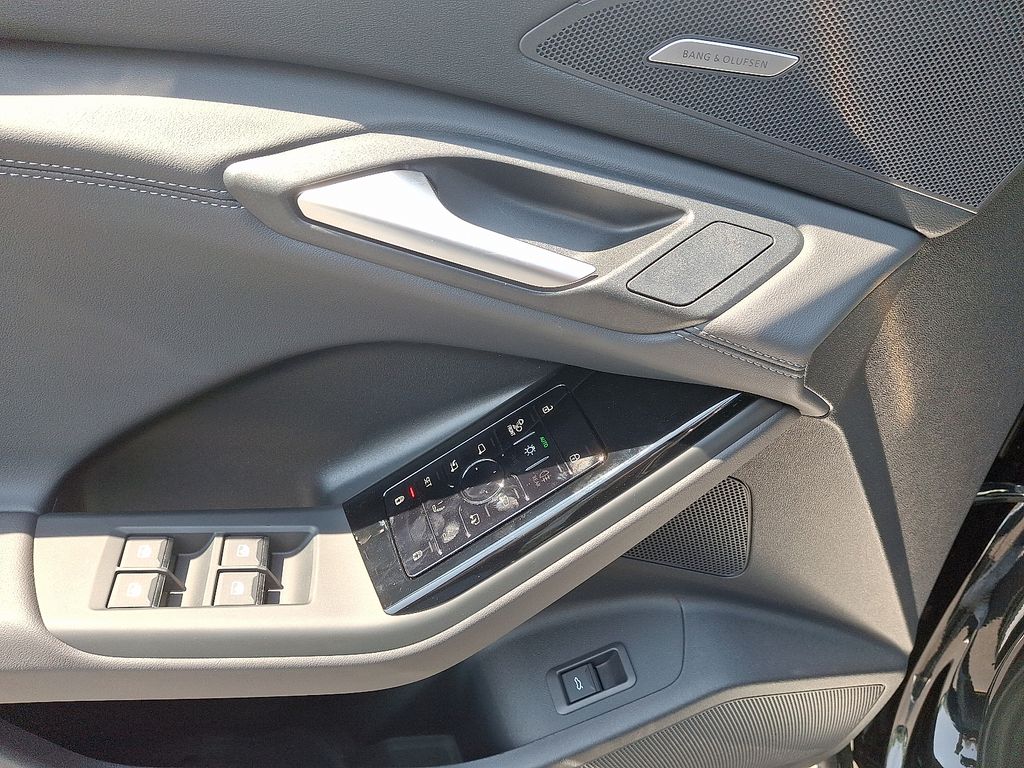 2025 Audi e-tron Premium 9
