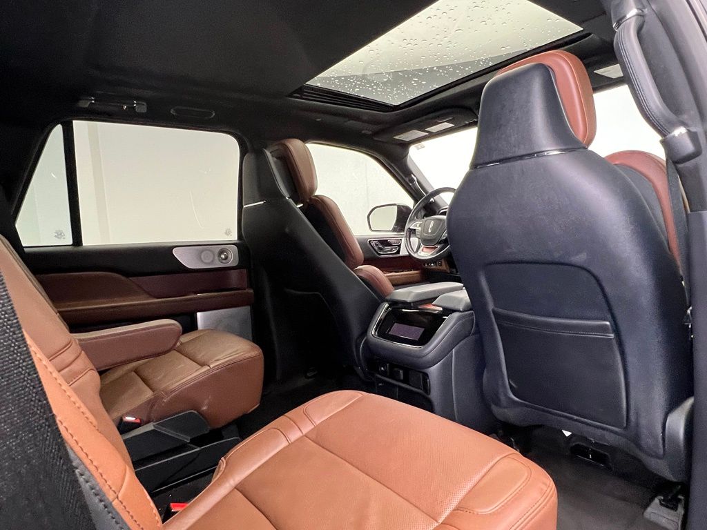 Thumbnail: 2024 Lincoln Navigator - 8