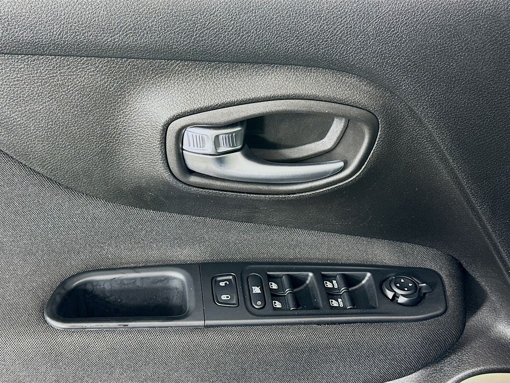 Thumbnail: 2016 Jeep Renegade - 17