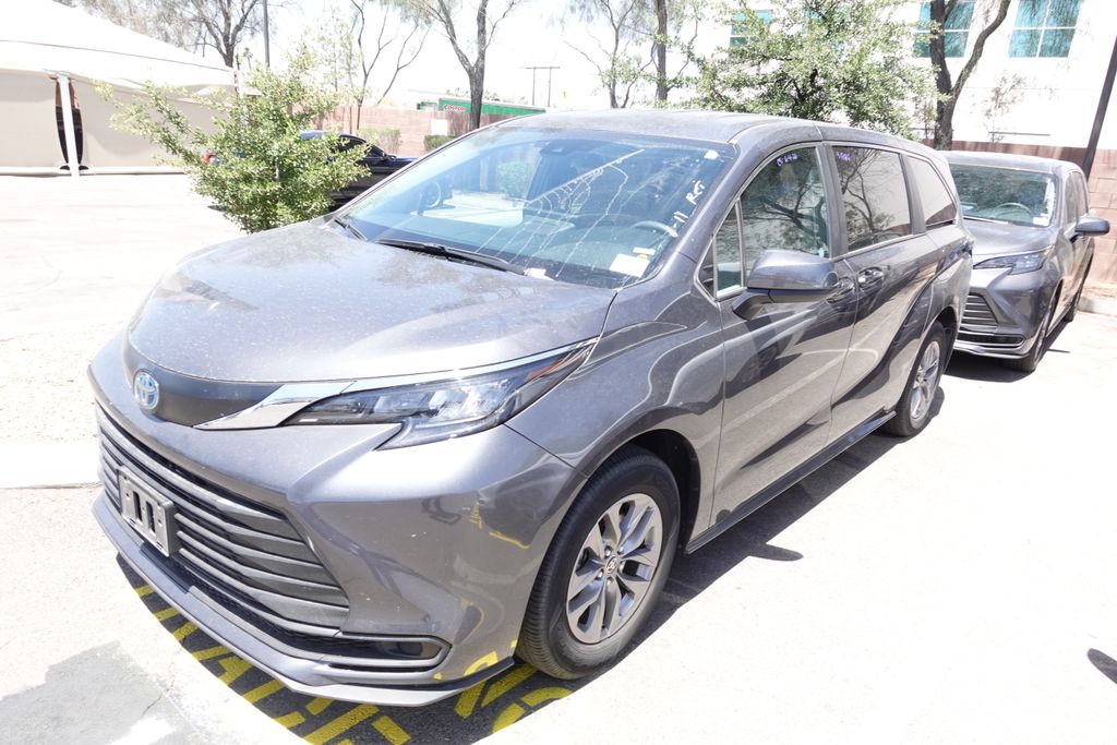2025 Toyota Sienna LE
