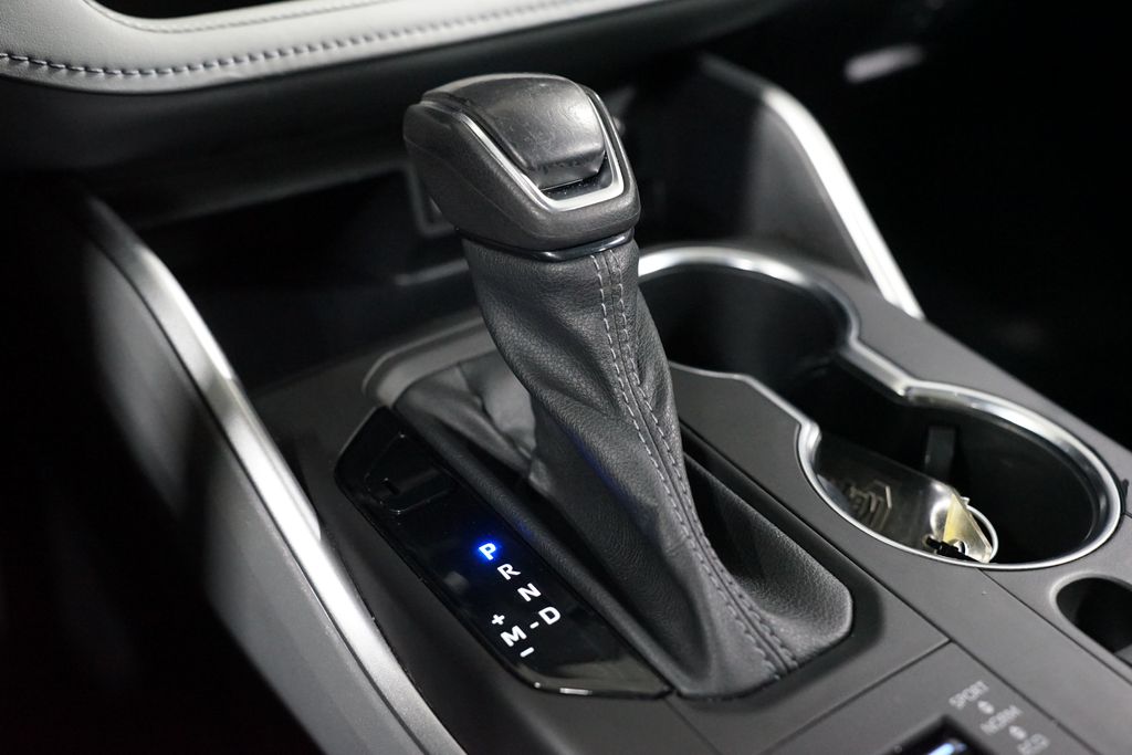 Thumbnail: 2022 Toyota Highlander - 21