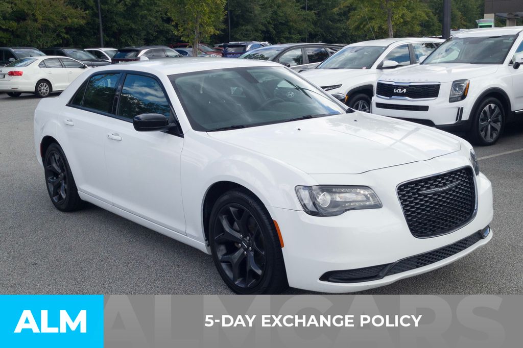 2022 Chrysler 300 Touring photo 3