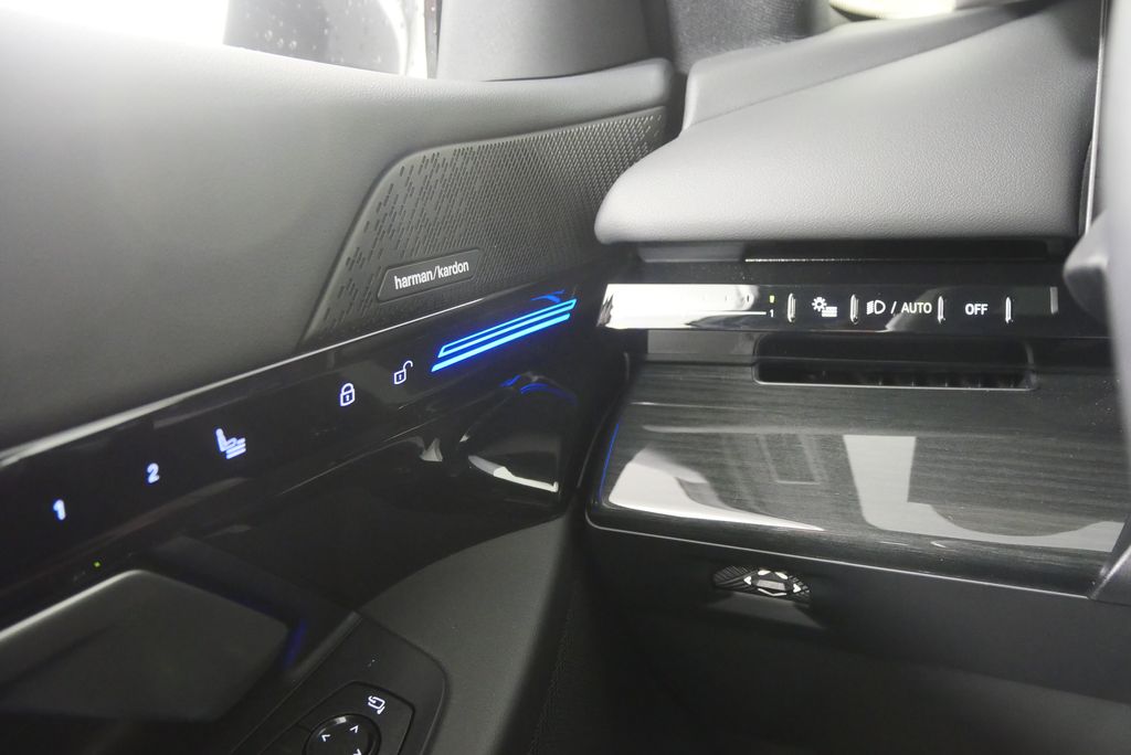 2025 BMW 5 Series 530i 21