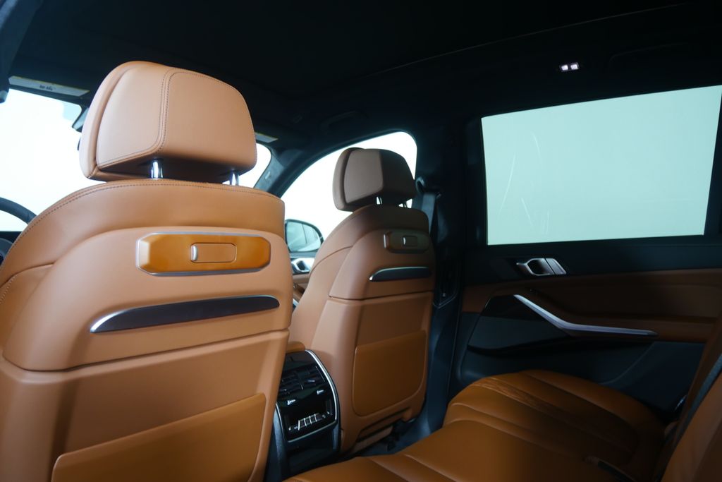 Thumbnail: 2027 BMW X7 - 16