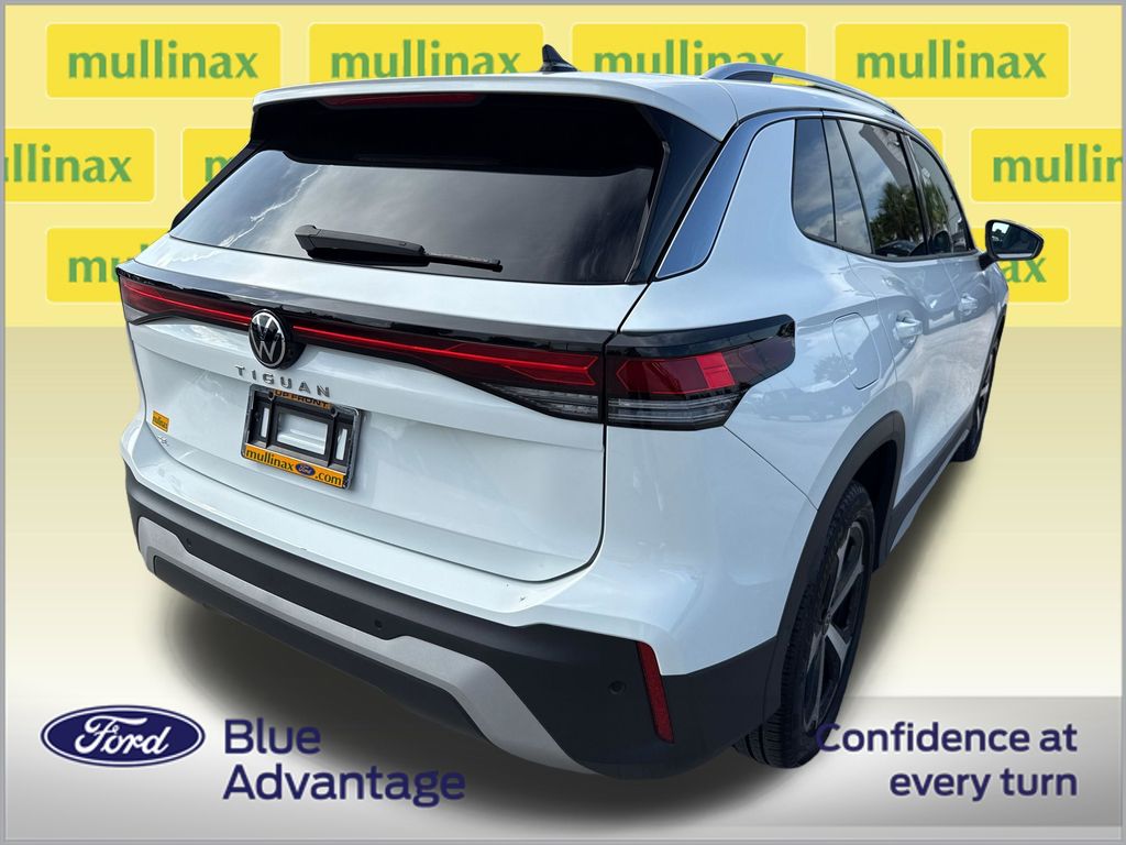 Certified Used 2025  Volkswagen 2.0T SE image 4