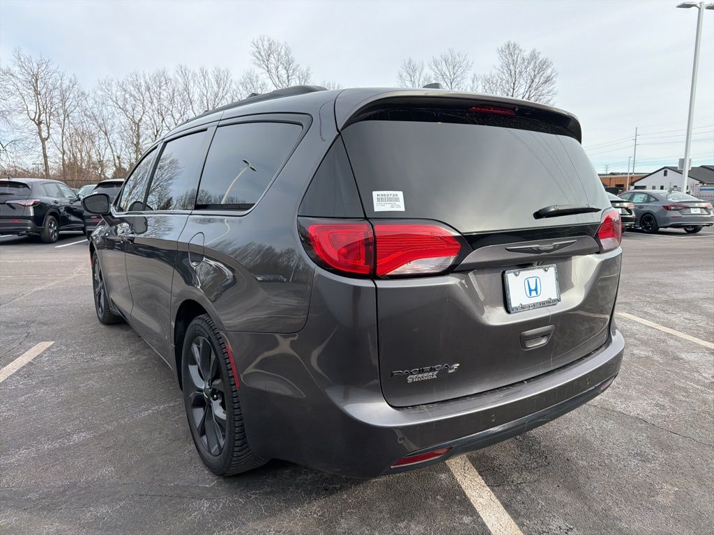 Thumbnail: 2018 Chrysler Pacifica - 3