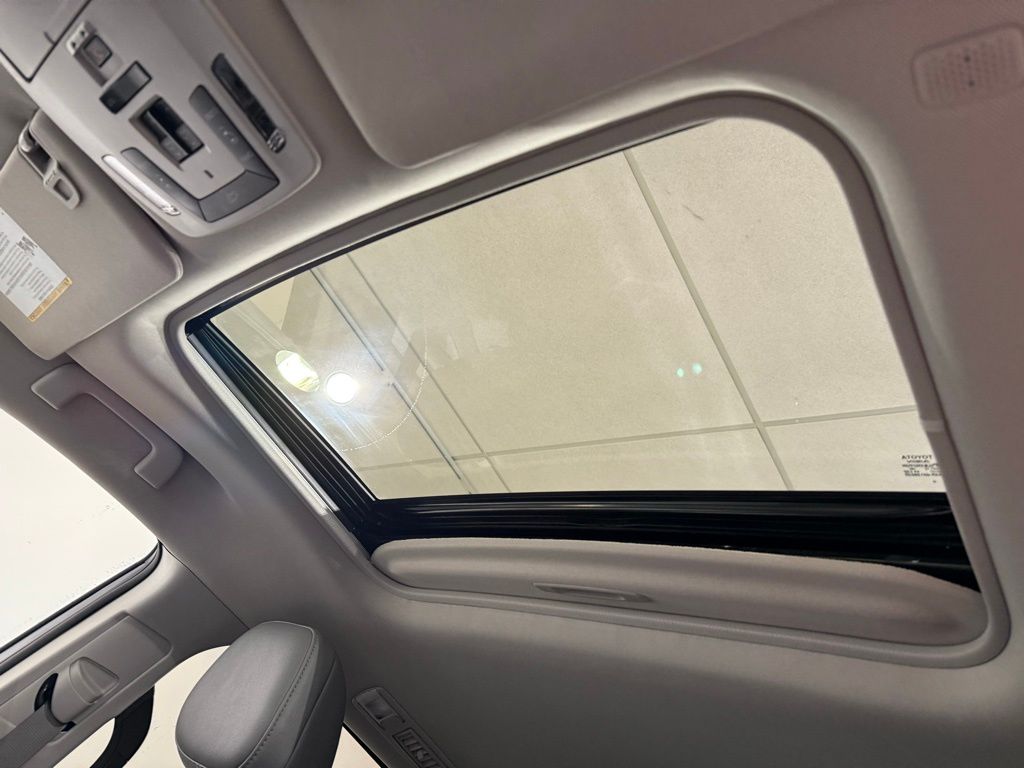 Thumbnail: 2024 Toyota Sienna - 18