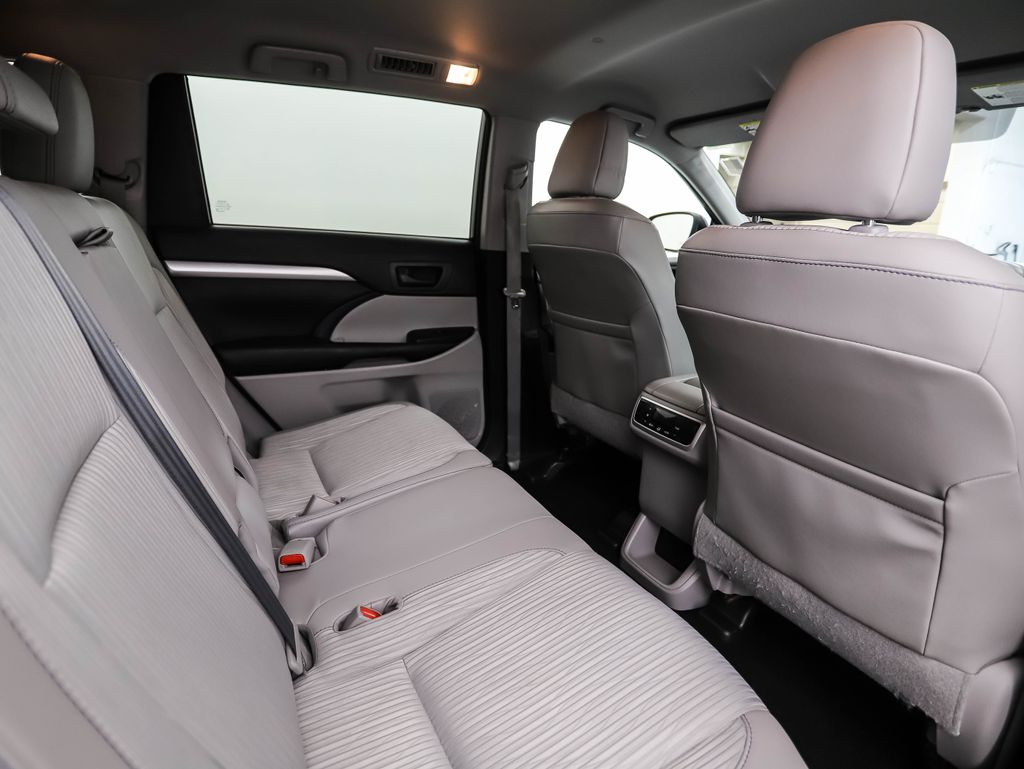 Thumbnail: 2016 Toyota Highlander - 27