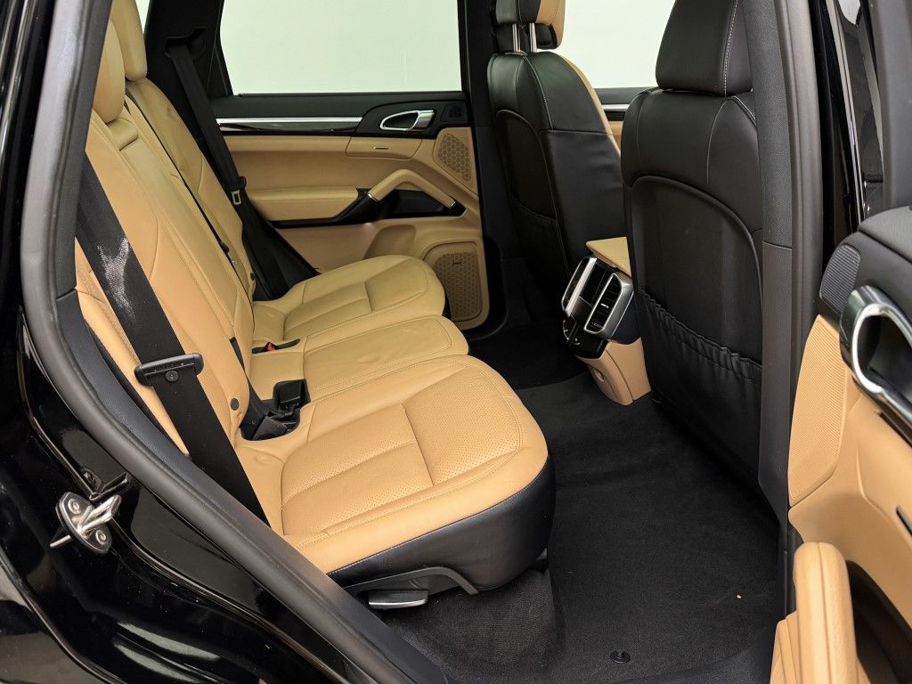 2016 Porsche Cayenne S E-Hybrid 24