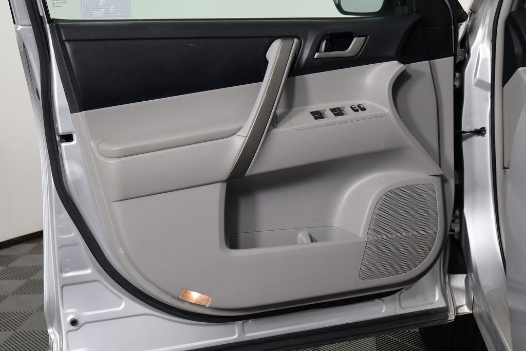 Thumbnail: 2010 Toyota Highlander - 13