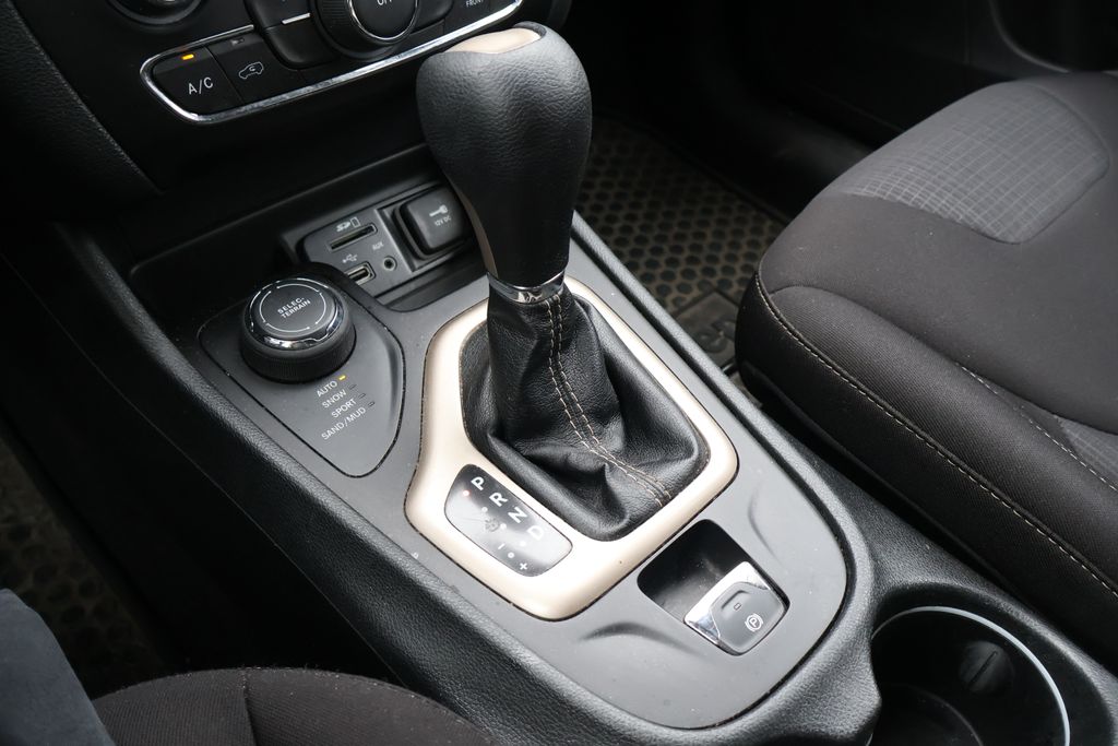Thumbnail: 2015 Jeep Cherokee - 28