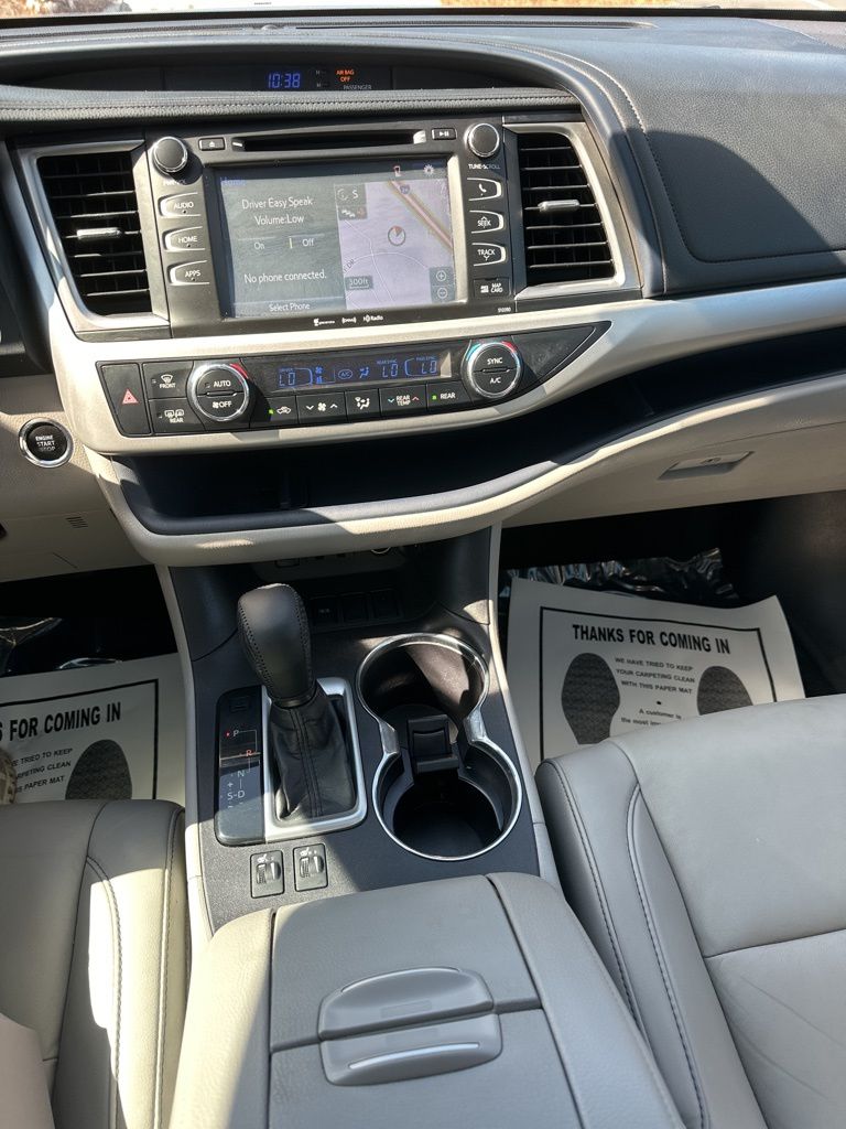 2019 Celestial Silver Metallic Toyota Highlander XLE FWD SUV
