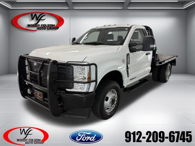 Oxford White 2025 Ford F-350 Super Duty Chassis XL Regular Cab DRW 4WD Pickup Truck Four-Wheel Drive Automatic