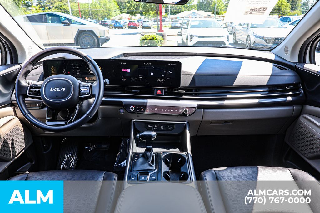 Used 2025 White Kia LXS image 29