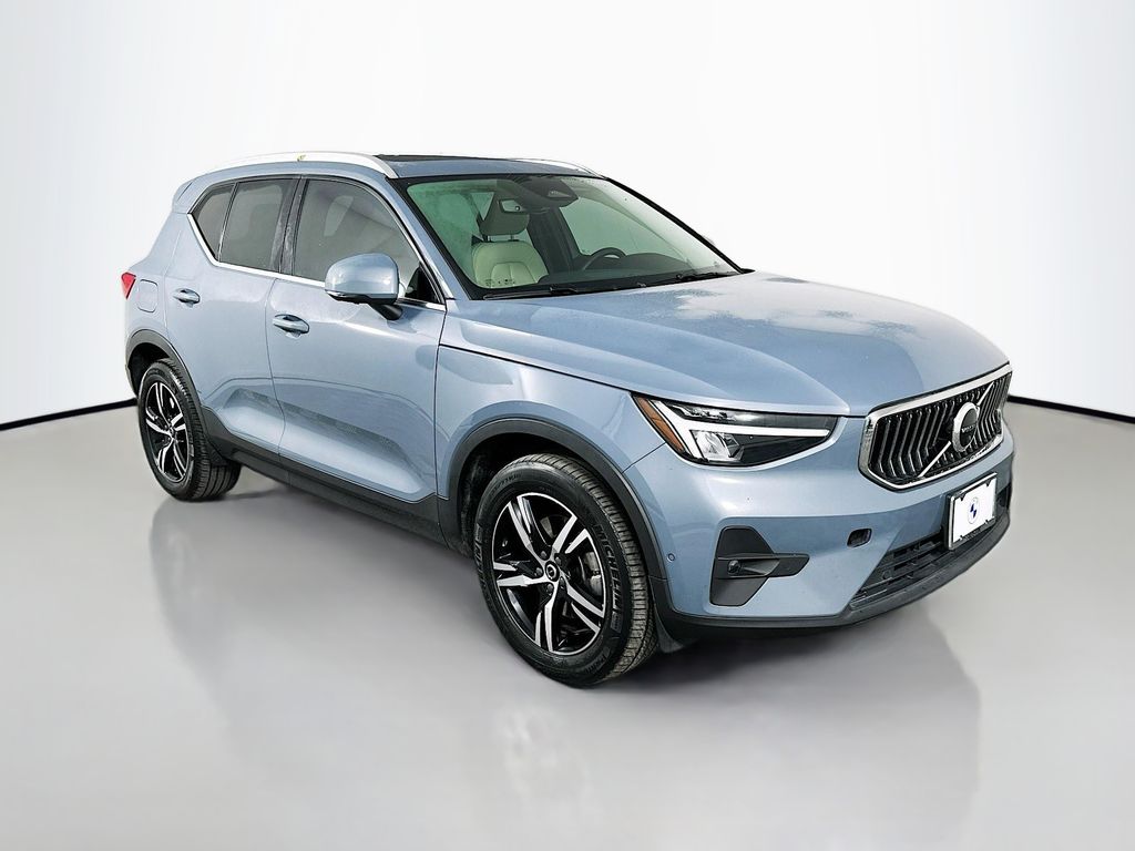Thumbnail: 2023 Volvo XC40 - 3