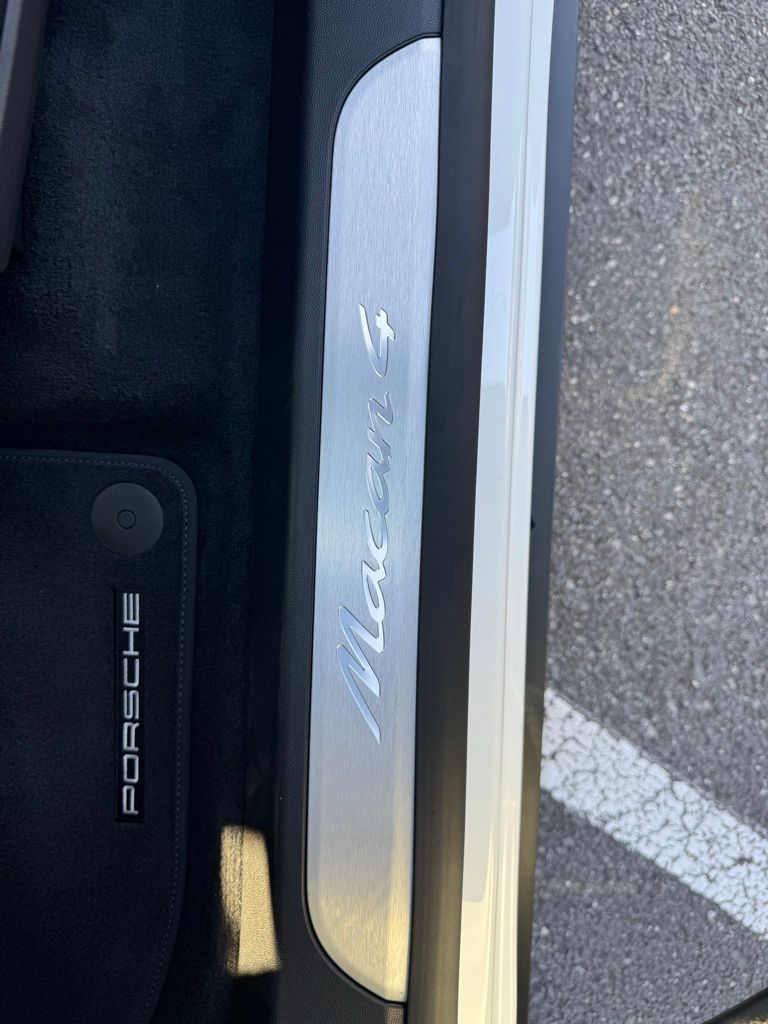 2024 Porsche Macan T 24