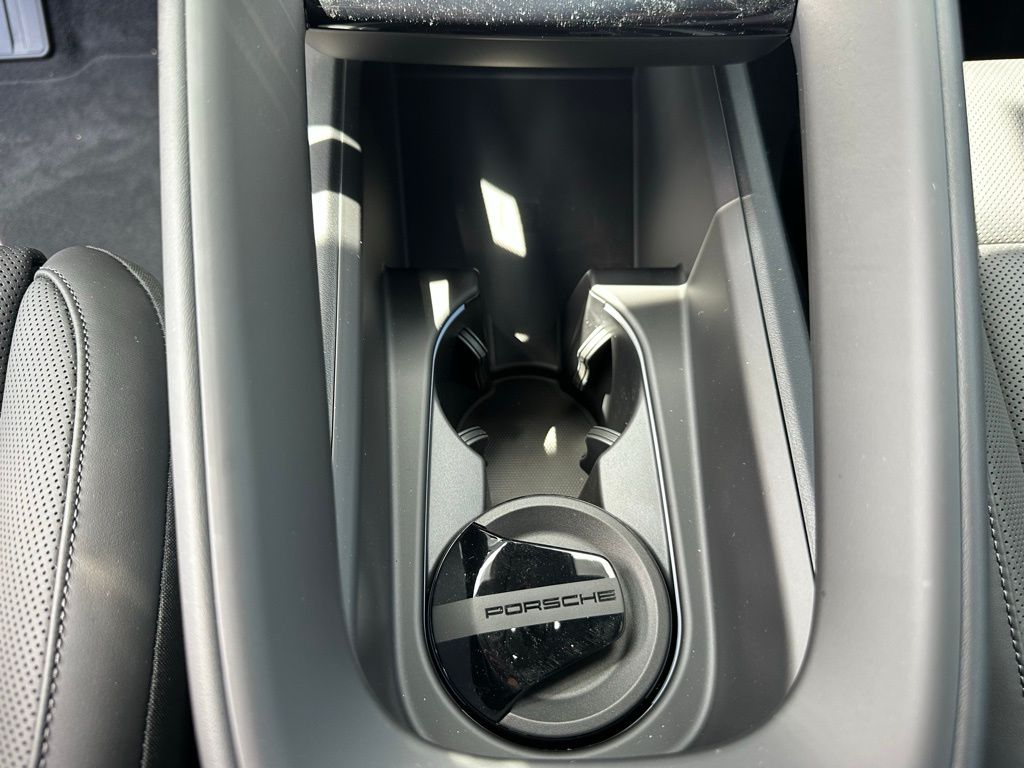 Thumbnail: 2025 Porsche Macan - 20