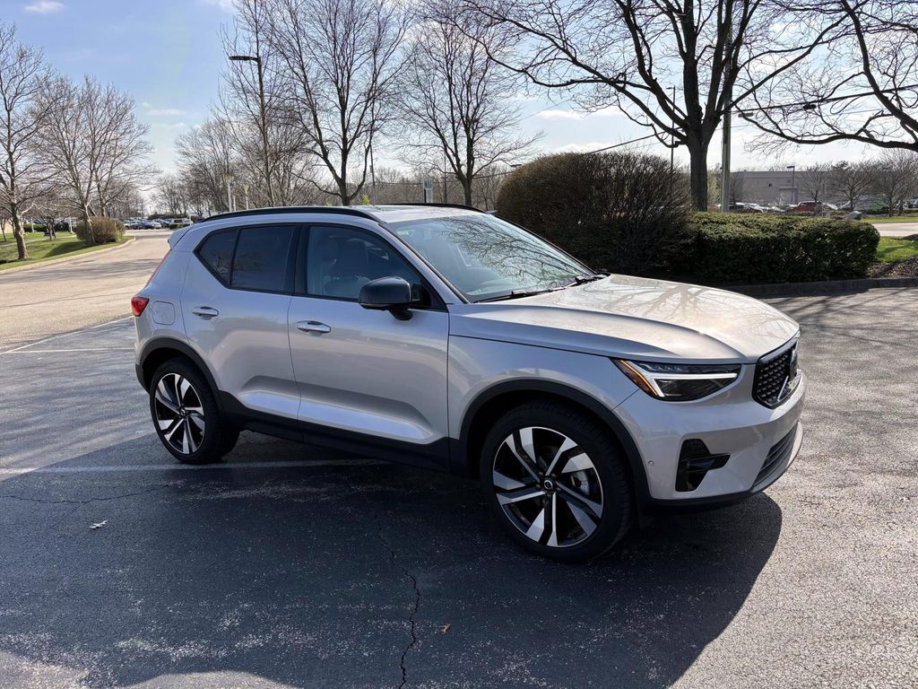 /2025 Volvo XC40