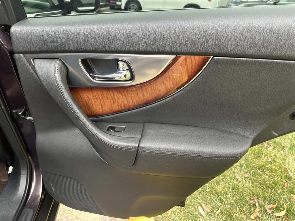 Thumbnail: 2011 INFINITI FX35 - 25